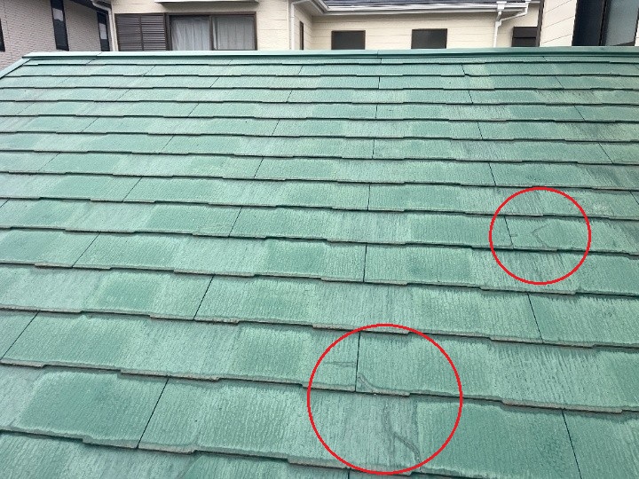 経年劣化による「びび割れ、傷み」が確認できるスレート屋根